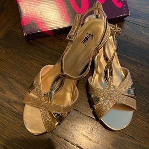 Fioni Grace gold sandal wedge heel. 6.5 Wide